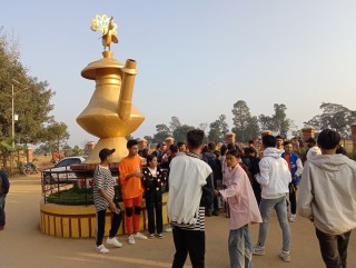 पाल्पामा करुवा हेर्न आएका पर्यटक