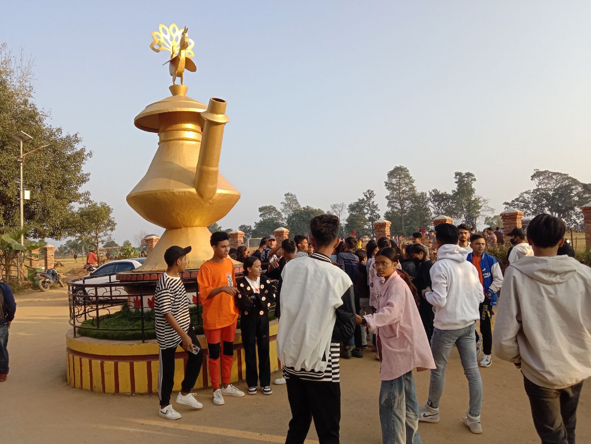 पाल्पामा करुवा हेर्न आएका पर्यटक