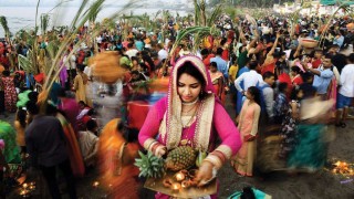 सूर्यदेवको पूजा आराधना गरी मनाइँदै छठ