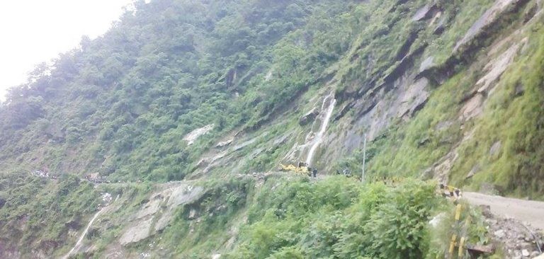 अवरुद्ध सिद्धार्थ राजमार्ग सात घण्टापछि खुल्यो