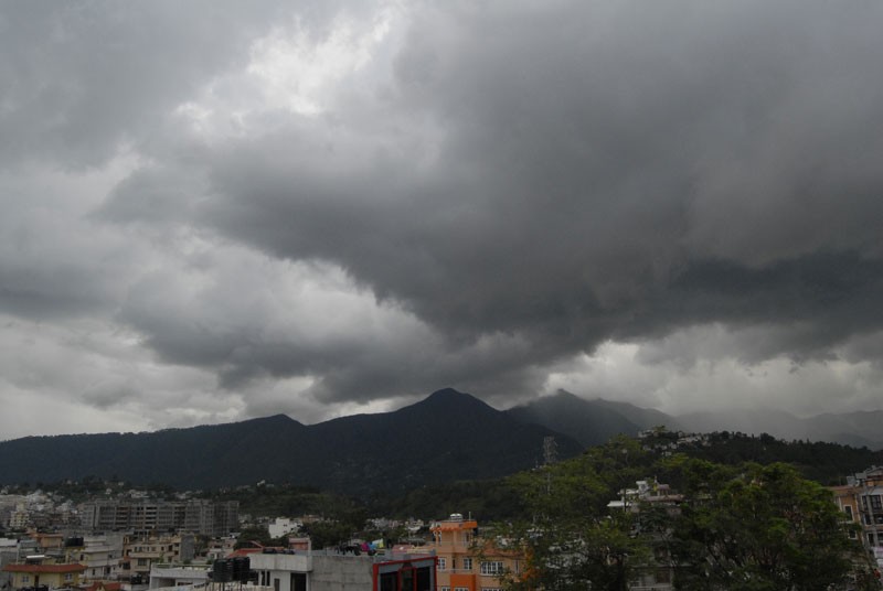 आज दिउँसो तथा राति पहाडी भुभागमा हल्का वर्षा र हिमपात हुने
