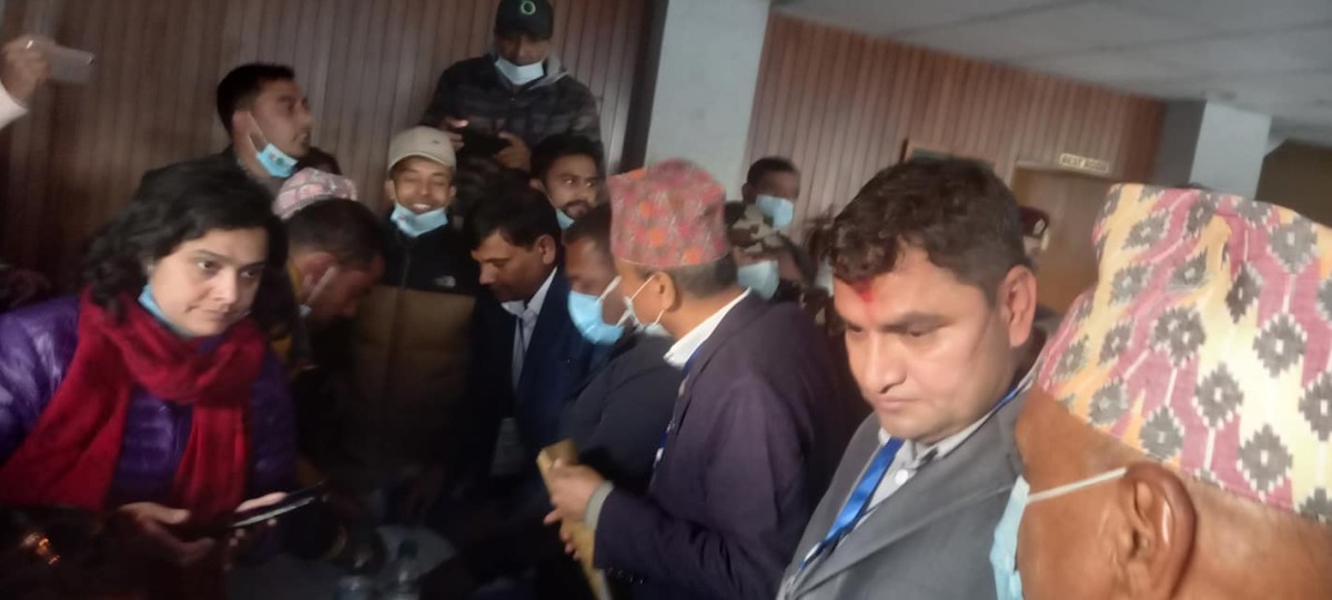 काँग्रेस १४ औँ महाधिवेशन: मत माग्न व्यस्त नेता तथा कार्यकर्ता