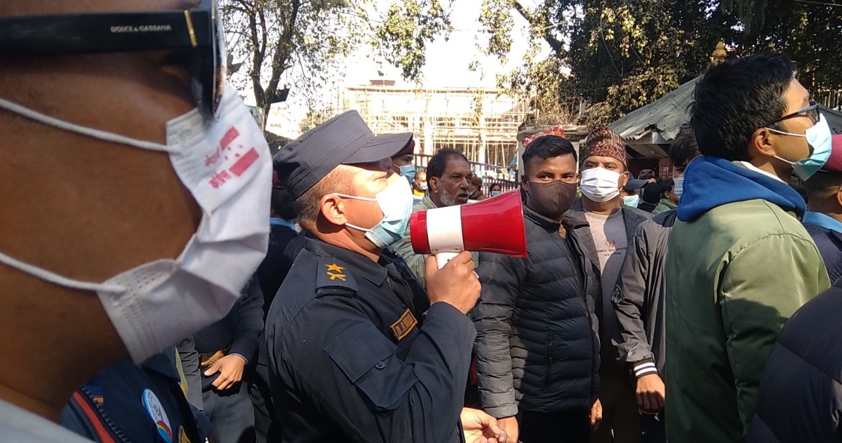 कांग्रेस महाधिवेशनमा शून्य समय सुरु: प्रचार सामग्री हटाउँदै प्रहरी