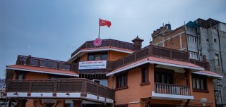 एमालेमा ‘आफ्नालाई काखा अरूलाई पाखा’
