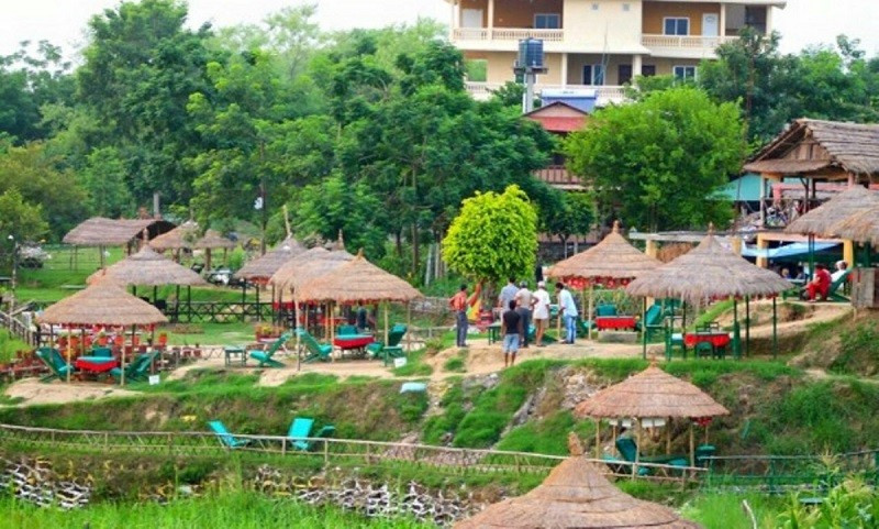 सौराहामा पर्यटक कम आए