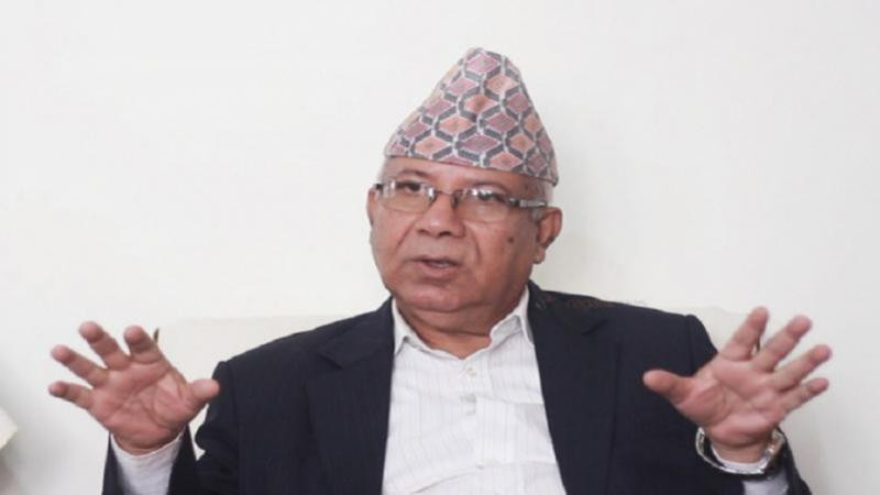 गले माधव नेपाल, मलिन स्वर पार्दै भने बैशाखमै भएपनि निर्वाचन सामना गर्न तयार 