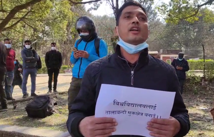 विश्वविद्यालय खुलाउन माग गर्दै त्रिविका प्राध्यापकको मौन जुलुस