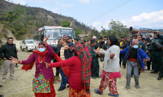 गुल्मीको दर्लिङमा पहिलोपटक बस पुग्यो