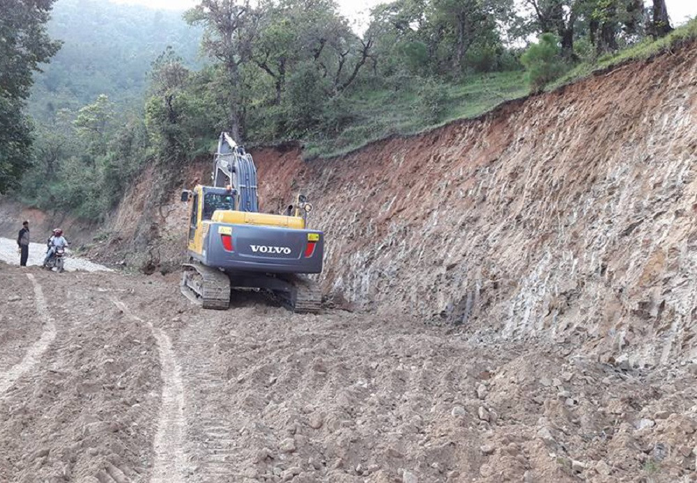तीन सातादेखि अवरुद्ध मध्यपहाडी लोकमार्ग सञ्चालन