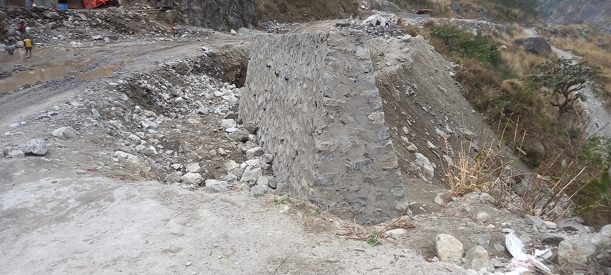 मैलुङ–स्याफ्रु अन्तर्राष्ट्रिय राजमार्ग अलपत्र, ३५ करोड बुझेपछि ठेकेदार गायब
