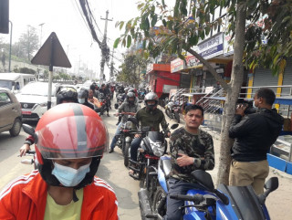 तेल भर्न उपत्यकाका पम्पहरुमा लामो लाइन, अभाव हुने त्रास फैलियो