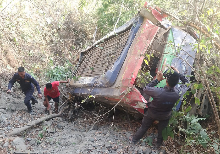 पाल्पा बस दुर्घटनामा दुईको मृत्यु, ४ जनाको अवस्था गम्भीर