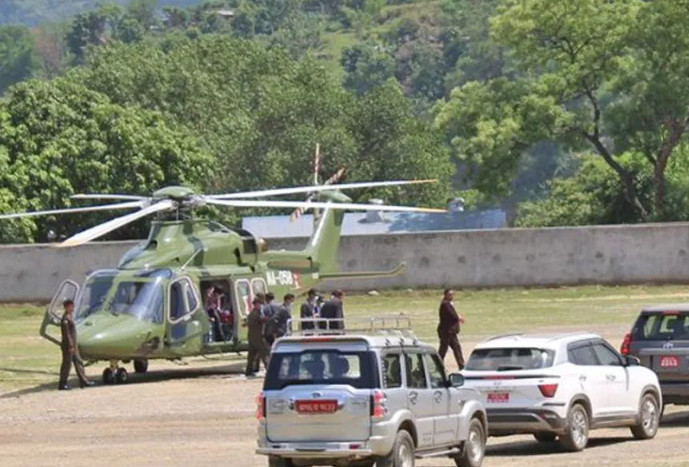 सेनाको हेलिकप्टरमा प्रधानमन्त्री देउवा पुगे दमौली