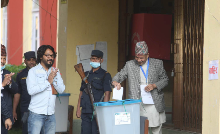 देशैभर मतदान सुरु, केशव स्थापितले हाले भोट