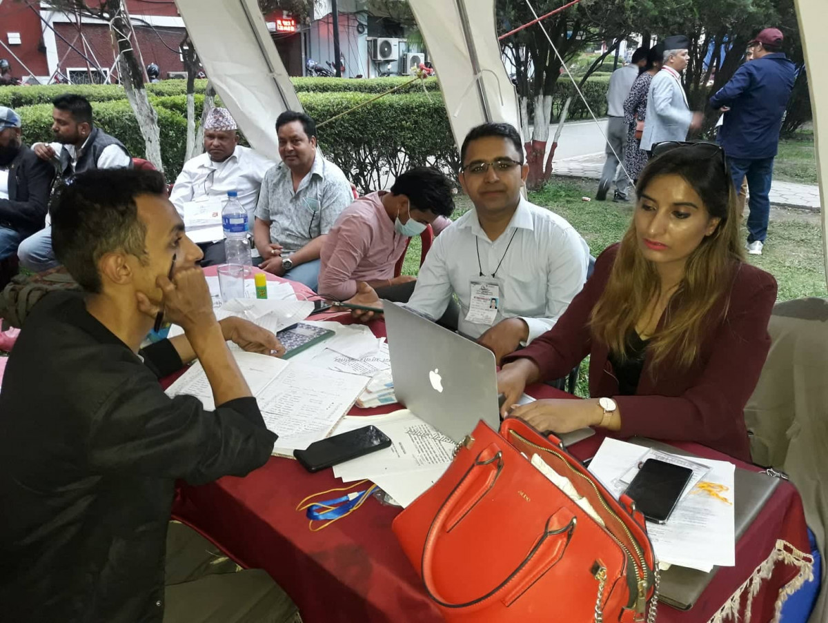 दलका कार्यकर्तालाई मासु र भात, बालेनका स्वयंसेवक चाउचाउमा रात