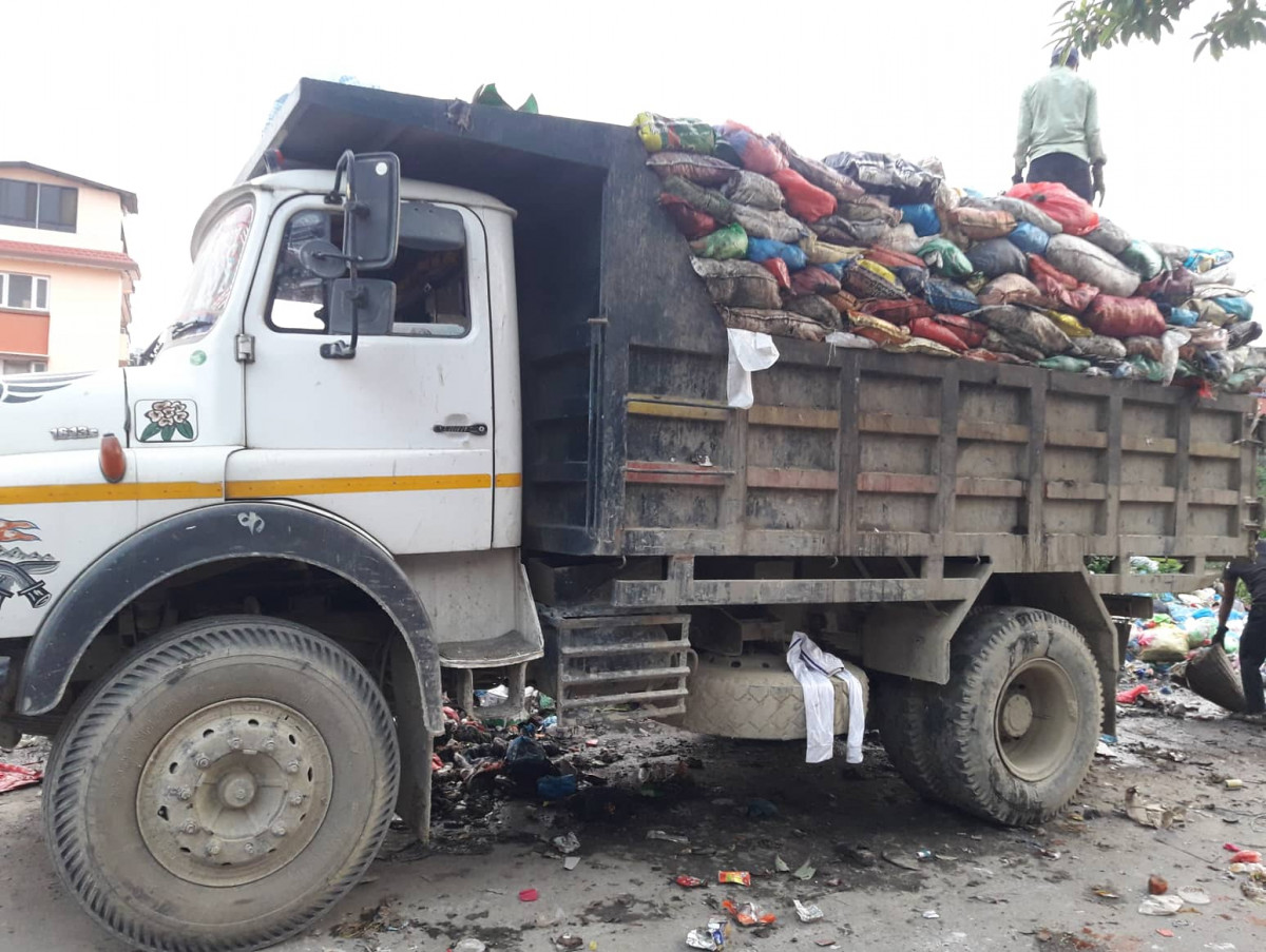 फोहोर बोकेर बन्चरेडाँडा पुगेका १८ गाडी तोडफोड