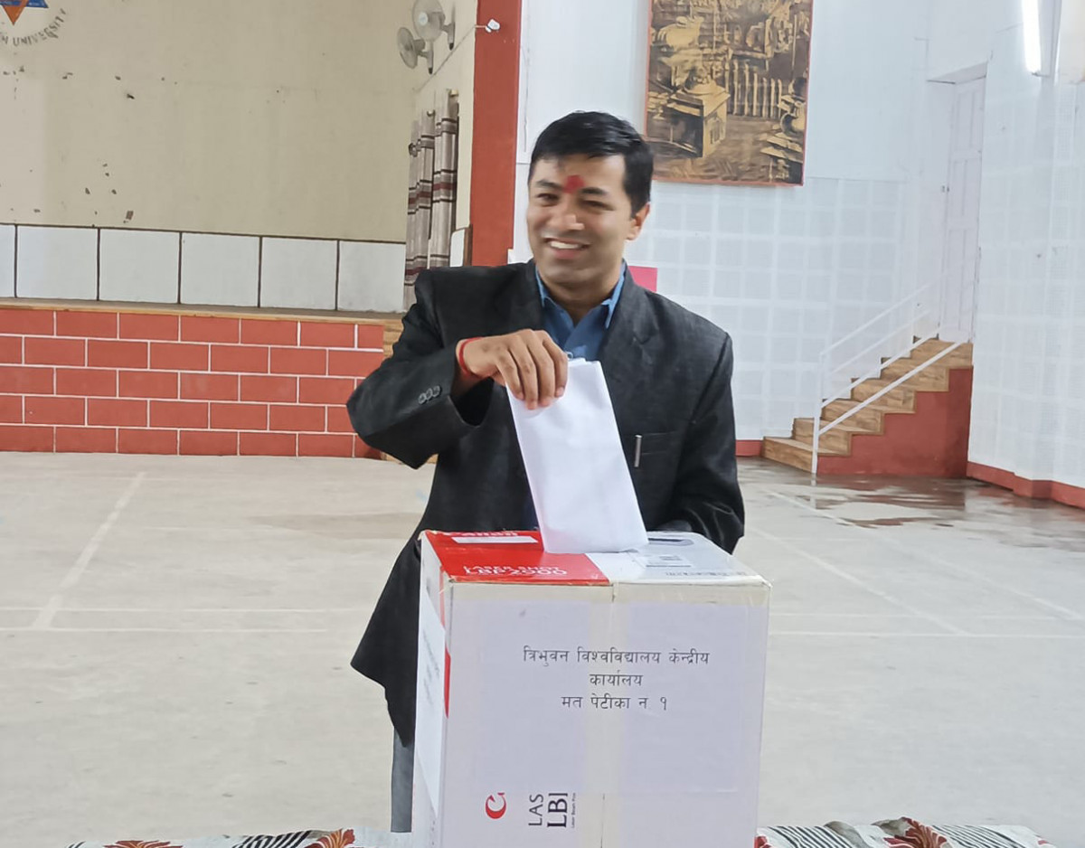 त्रिवि कर्मचारी संघको चुनावमा कार्कीले गरे मतदान
