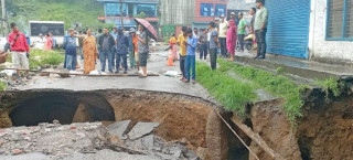 पोखरामा सडक र घर भासियो