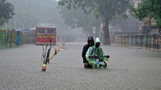 भारी वर्षापछि मुम्बईका अधिकांश स्थान जलमग्न