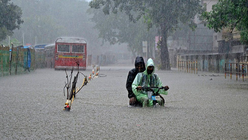 भारी वर्षापछि मुम्बईका अधिकांश स्थान जलमग्न
