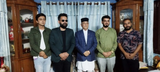 ओली निवासमा मेयर बालेन, पाए तबला उपहार