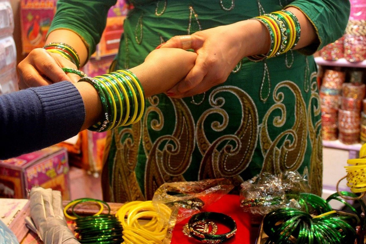 साउन महिना लागेसँगै चुरा र मेहेन्दीको व्यापारमा वृद्धि