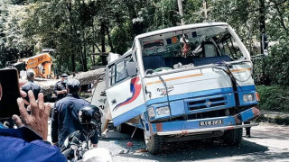 भक्तपुरमा रुख ढलेर सवारी साधन किच्दा १६ जना घाइते, तीन जनाको अवस्था गम्भीर