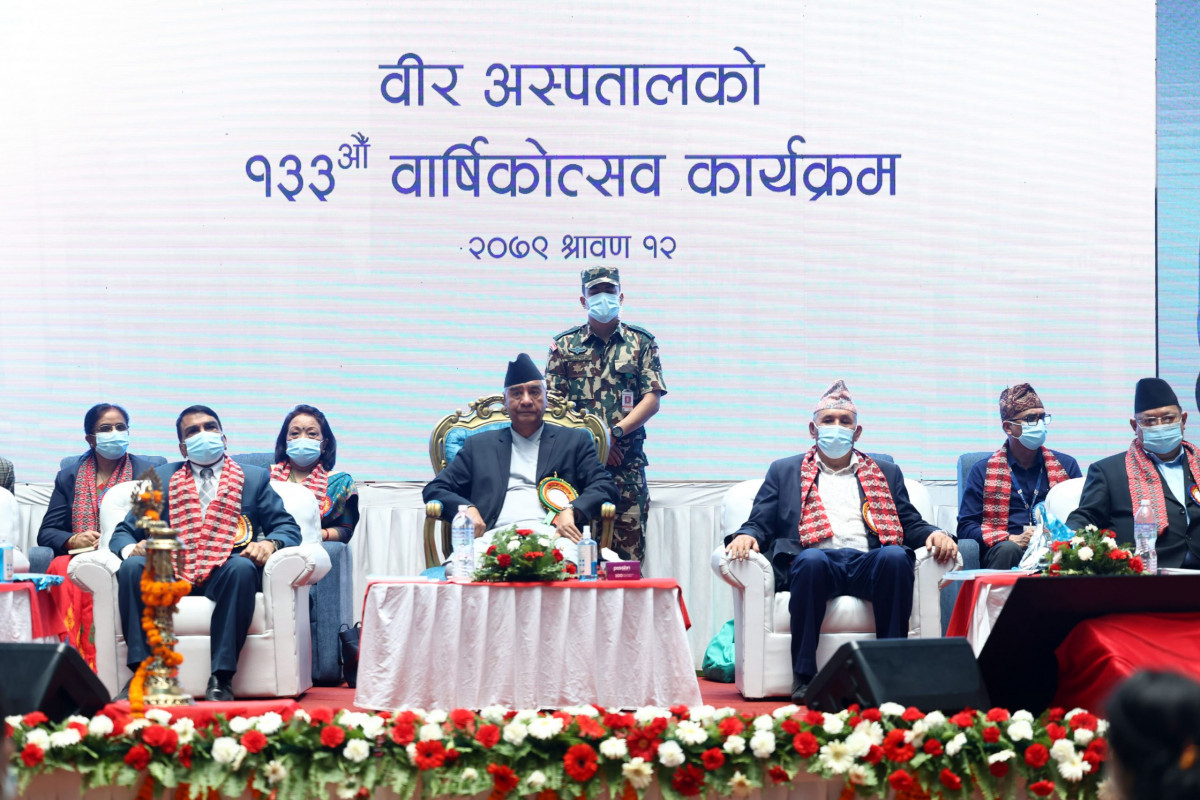 वीर अस्पतालले स्वास्थ्योपचारका क्षेत्रमा पु-याएको योगदान अतुलनीय छ : प्रम देउवा