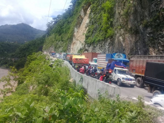 लगातारको झरिका कारण नारायणगढ-मुग्लिन सडक खण्ड पुनः अवरुद्ध