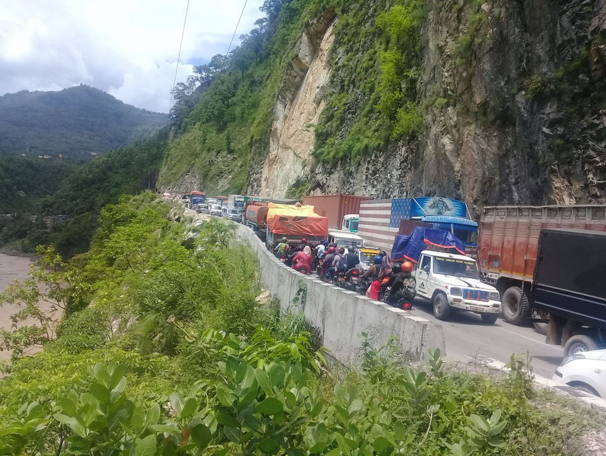 लगातारको झरिका कारण नारायणगढ-मुग्लिन सडक खण्ड पुनः अवरुद्ध
