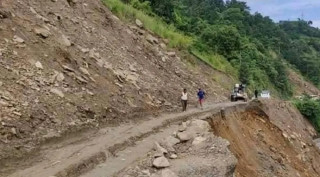 पहिरोले सिन्धुपलाञ्चोक-हेलम्बु राजमार्ग अवरुद्ध