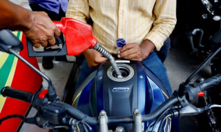 बंगलादेशमा पेट्रोलियम पदार्थको मूल्यमा उच्चवृद्धि, सडकमा उत्रिए नागरिक