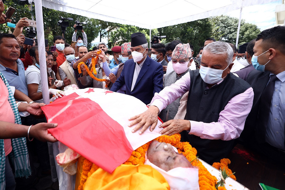 प्रधानमन्त्री देउवाबाट गिरीप्रति श्रद्धाञ्जली