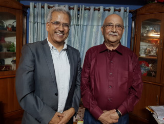 एमाले अध्यक्ष ओलीसँग रविन्द्र मिश्रको गोप्य वार्ता, चुच्चेनक्सा सहितको एक मुठी सिक्का उपहार 