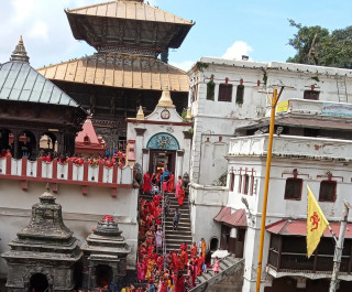 पशुपतिनाथको पूर्वी मूलढोका खोल्दा तीज बर्तालुको दर्शनमा सहज