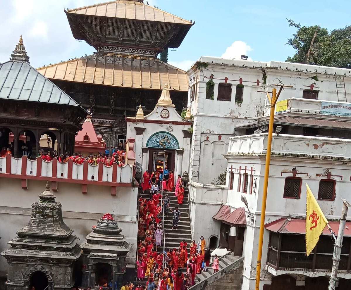 पशुपतिनाथको पूर्वी मूलढोका खोल्दा तीज बर्तालुको दर्शनमा सहज