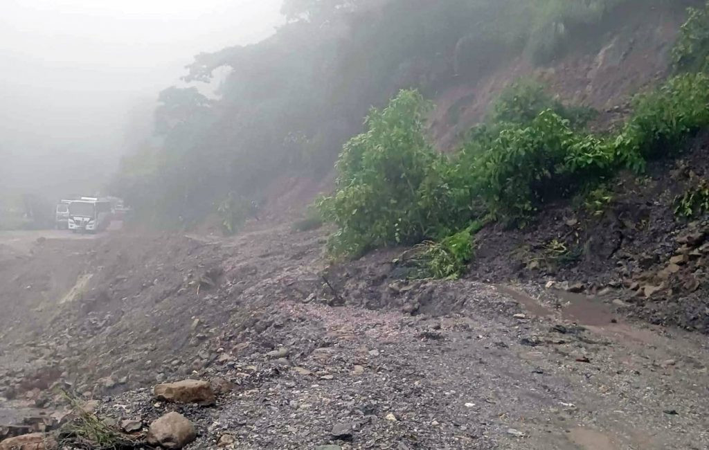 सिद्धार्थ राजमार्गमा नयाँ डाइभर्सनमा पनि पहिरो खस्यो