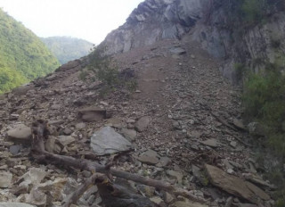 पहिरो खस्दा मध्यपहाडी राजमार्ग अवरुद्ध