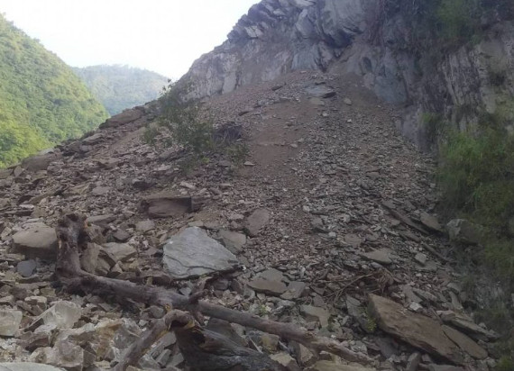 पहिरो खस्दा मध्यपहाडी राजमार्ग अवरुद्ध
