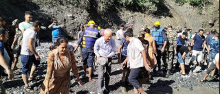 बस्ती जोगाउन स्थानीयलाई साथ दिँदै मन्त्री बडू