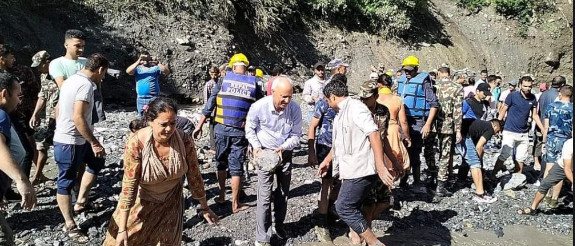 बस्ती जोगाउन स्थानीयलाई साथ दिँदै मन्त्री बडू