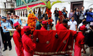 सैनिक मञ्च टुँडिखेलमा फूलपाती बढाइँ