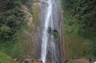 पर्यटकको रोजाइमा जलविरे झरना