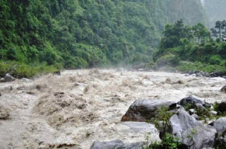 ताप्लेजुङमा बाढीले तीन घर बगायो, दोभान बजार जोखिममा