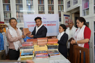 तामाङ राष्ट्रिय पुस्तकालयलाई बौद्धनाथ क्षेत्र विकासद्धारा पुस्तक सहयोग