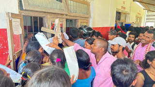 सर्वोच्च अदालतको आदेशसँगै प्रशासनमा नागरिकता लिनेको भीड