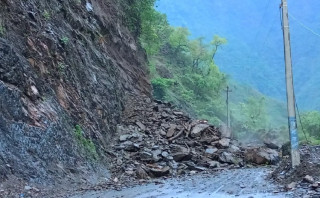 पहिरोका कारण रातभर बन्द भएको नारायणगढ-मुग्लिन सडक खण्ड सुचारु