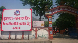 बुटवलका प्रमुखको स्टन्ट: अभिभावक ठगिएपछि किताब, कापी र पोशाक किन्दा पसल नतोक्न र भर्ना शुल्क वृद्धि नगर्न निर्देशन