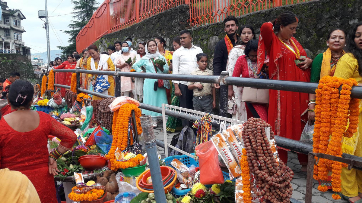 पशुपतिनाथमा दर्शनार्थीको घुइँचो, आज साउने सोमबार र औंशी एकैदिन 