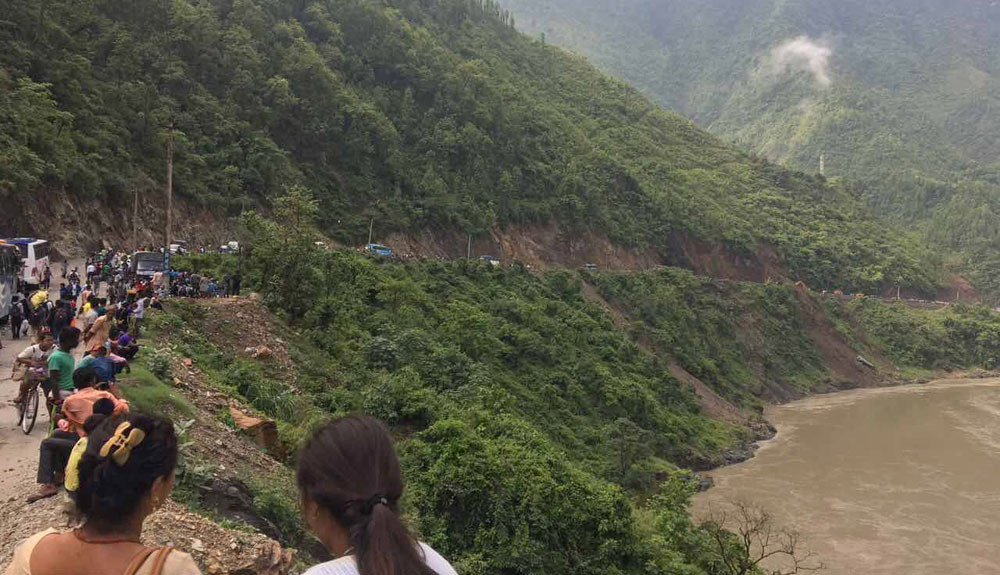 कालिखोलामा पहिरो खस्दा नारायणगढ–मुग्लिन सडकखण्ड अवरुद्ध